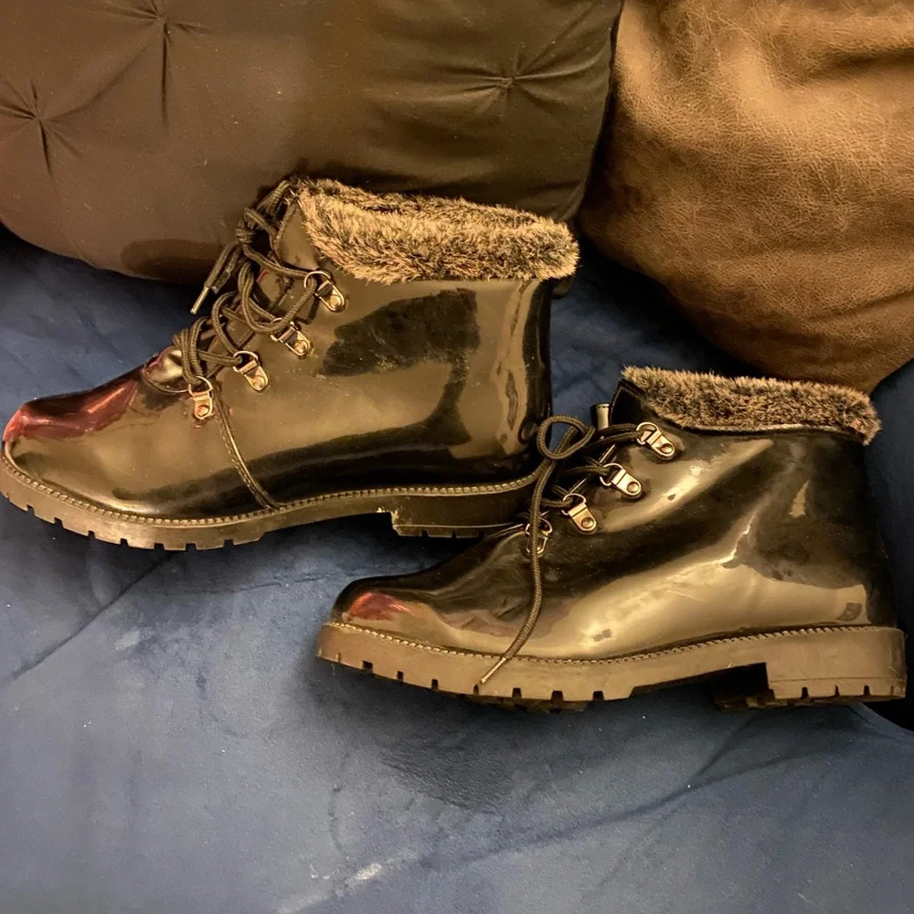 Woman’s patent leather boots - Picture 2 of 2